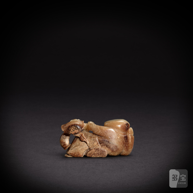 A pale celadon jade ' boy and lotus' group, Song dynasty | 宋 青白玉持蓮童子把件 - 图2
